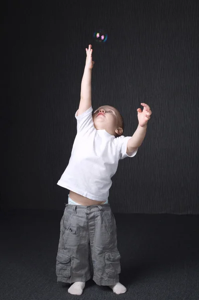 Menino brincando com bolha — Fotografia de Stock