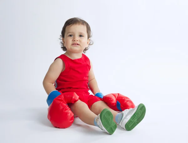 Niño pequeño con guantes de boxeo —  Fotos de Stock