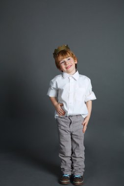 kafasında taç ile komik çocuk