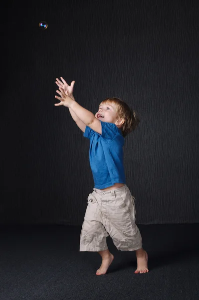 Liten pojke leker med bubbla — Stockfoto