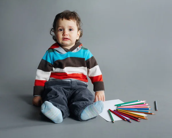 Pequeño niño infeliz con lápices —  Fotos de Stock