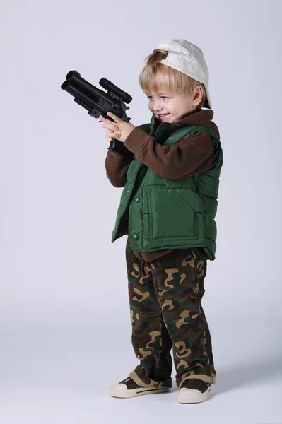 Niño pequeño con pistola en blanco —  Fotos de Stock