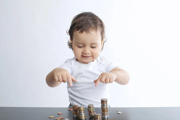 小男孩玩硬币 — 图库照片