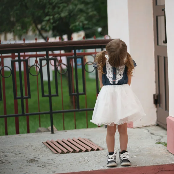 Petite fille timide mignonne dans la rue — Photo