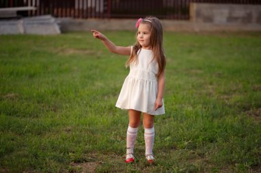 küçük kız tarafına işaret