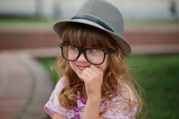 Petite fille hipster avec de grandes lunettes — Photo