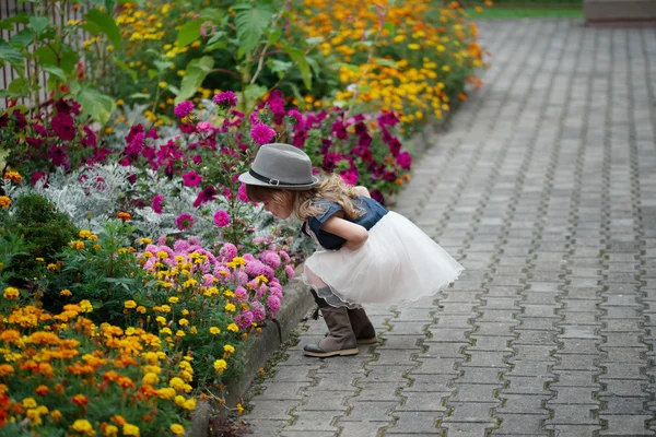 Çiçek Park güzel kız — Stok fotoğraf