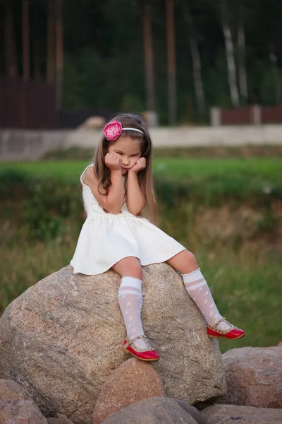 Büyük taş üzerinde küçük kız — Stok fotoğraf
