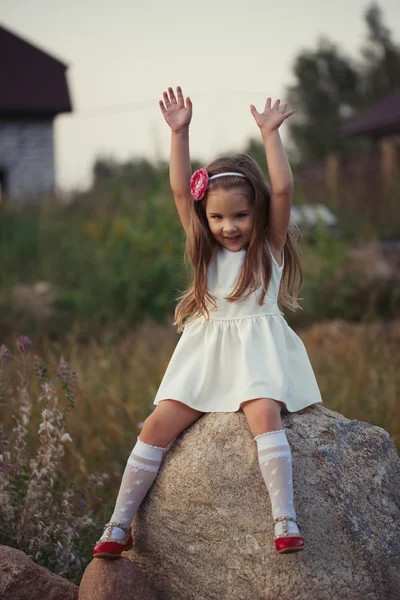 Bambina sulla grande pietra — Foto Stock