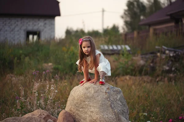 Bambina sulla grande pietra — Foto Stock