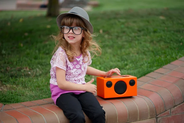 Hipster chica escucha música en inalámbrico retro buscando altavoz —  Fotos de Stock