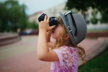 büyük gözlüklü küçük hippi kız