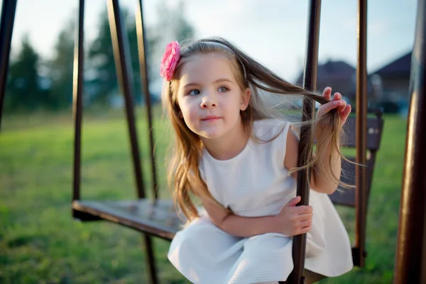 Fille heureuse sur les balançoires — Photo