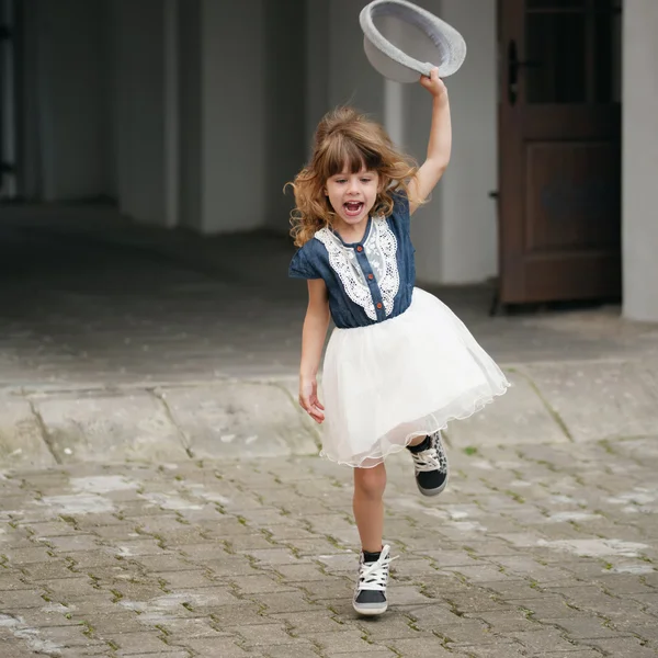 Jovem menina feliz fugindo — Fotografia de Stock