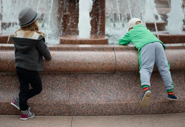 Due bambini che giocano alla fontana — Foto Stock