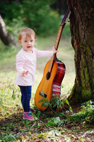 Liten glad tjej med gitarr — Stockfoto