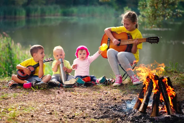 Enfants heureux randonnée dans la forêt — Photo