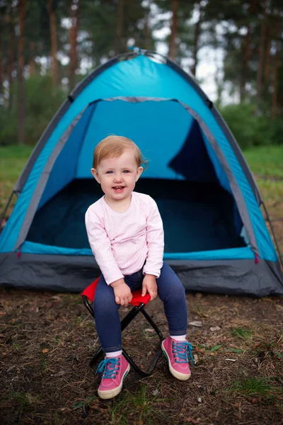 Happy children hiking in the forest — Stock Photo, Image