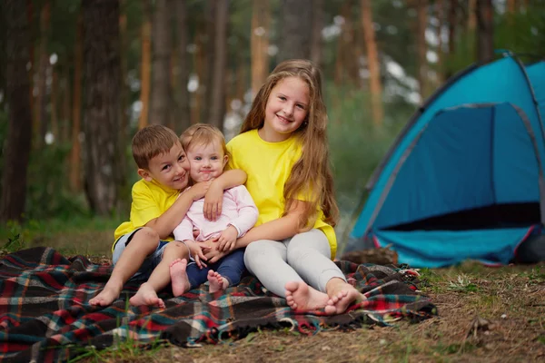 Szczęśliwe dzieci wędrówki w lesie — Zdjęcie stockowe