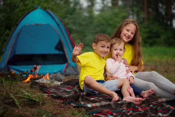 Niños felices caminando en el bosque — Foto de Stock