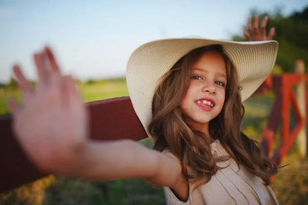 Kleines Mädchen im Leinenkleid auf dem Land — Stockfoto