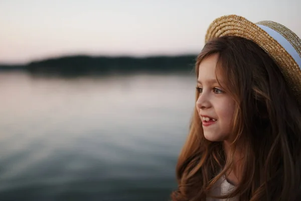 Pequena menina bonito com cabelos longos no lago — Fotografia de Stock