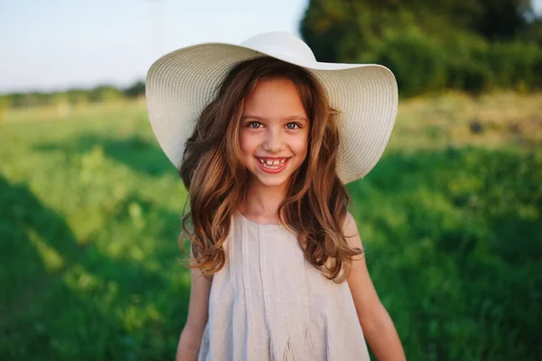 Little girl in linen dress in countryside — Stock Photo, Image