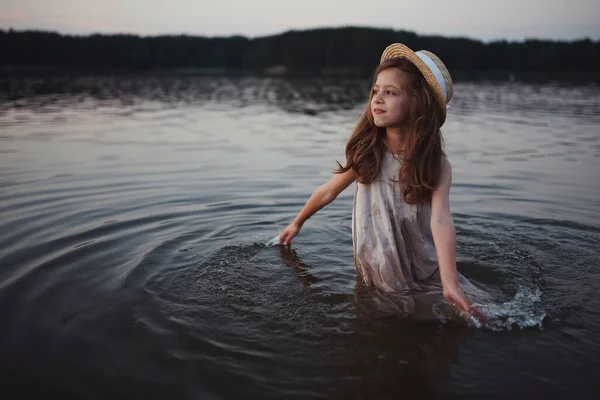 湖の上に長い髪のかわいい女の子 ストック画像