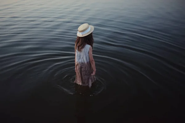 Pequena menina bonito com cabelos longos no lago Fotos De Bancos De Imagens