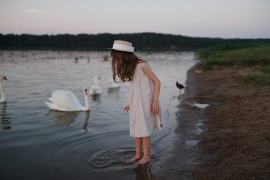 Gölde uzun saçlı, küçük tatlı kız.