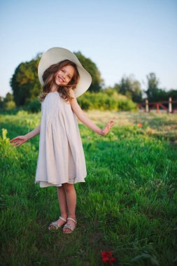 Kırsalda keten elbiseli küçük kız