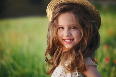 Kırmızılı küçük şirin kız çayırda