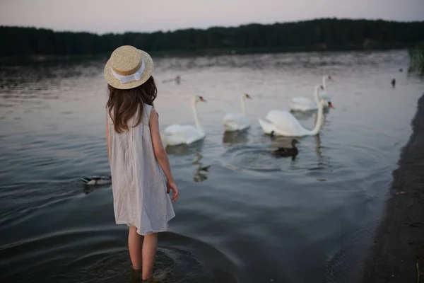 Piccola ragazza carina con i capelli lunghi sul lago — Foto Stock