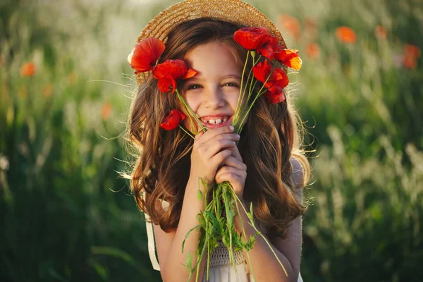 かわいいです女の子で牧草地で赤いポピー — ストック写真