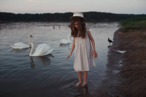 Маленька мила дівчинка з довгим волоссям на озері Ліцензійні Стокові Зображення