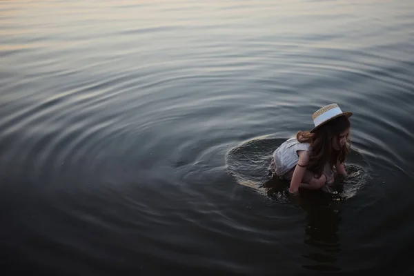 Pequeña linda chica con el pelo largo en el lago —  Fotos de Stock