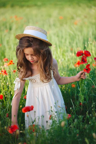 かわいいです女の子で牧草地で赤いポピー — ストック写真