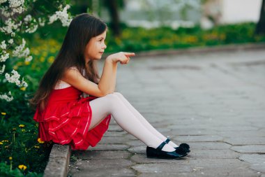 kiraz ağacı altında oturan küçük kız