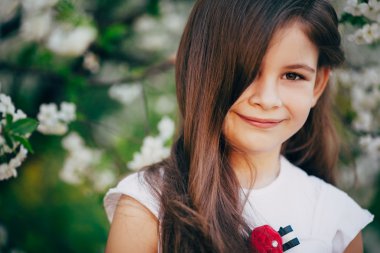 küçük kız kalmak yanında kiraz ağacı