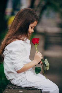 küçük kız koku açık gül