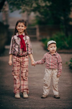 küçük oğlan ve kız kardeşi yürümek