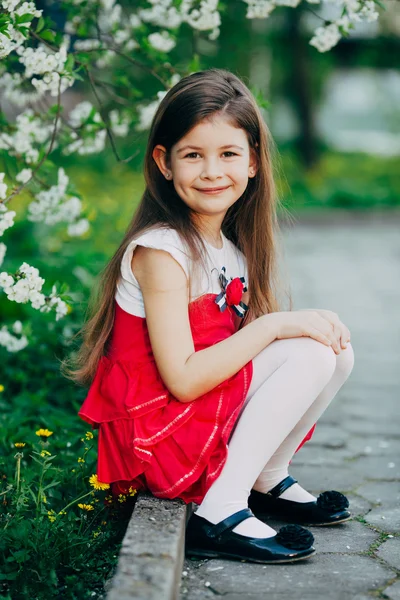 elma ağacı çiçek Park yakınındaki kız