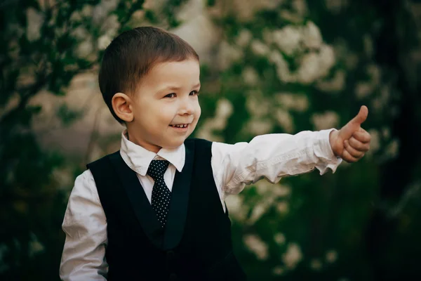 Pequeno menino bonito sorrindo ao ar livre — Fotografia de Stock