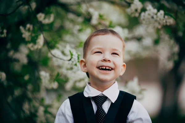 Petit joli garçon souriant en plein air — Photo