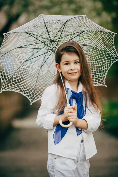 Piccola ragazza con ombrello di pizzo — Foto Stock