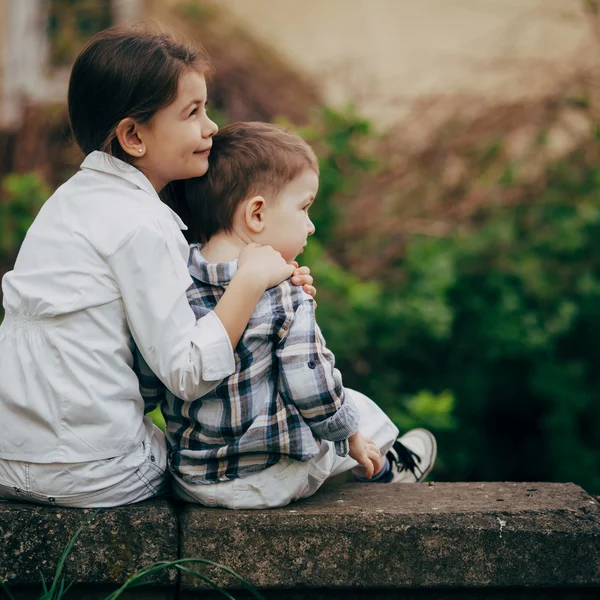 Hermana pequeña y hermano abrazándose — Foto de Stock