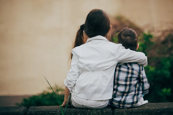 küçük kız ve erkek kardeş sarılma