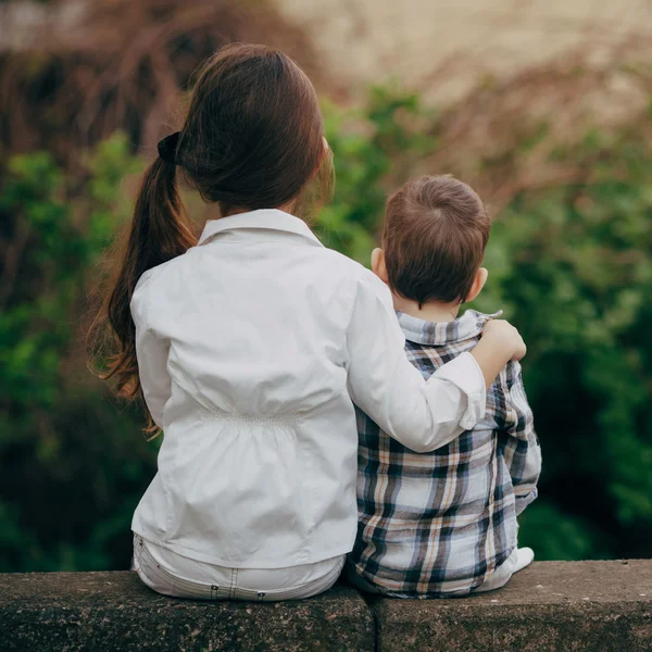 küçük kız ve erkek kardeş sarılma