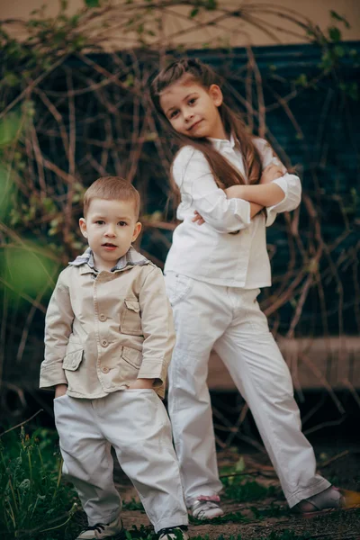 Seriouse small sister and brother looking for you — Stock Photo, Image
