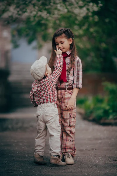 Kleiner Junge takte Schwester Augen — Stockfoto